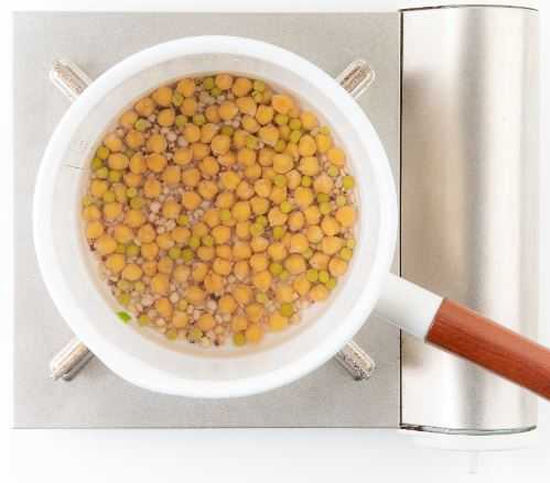 2. 준비된 콩들은 물에 불린 후, 각각 끓는 물에 삶은 다음 물기를 제거한다.