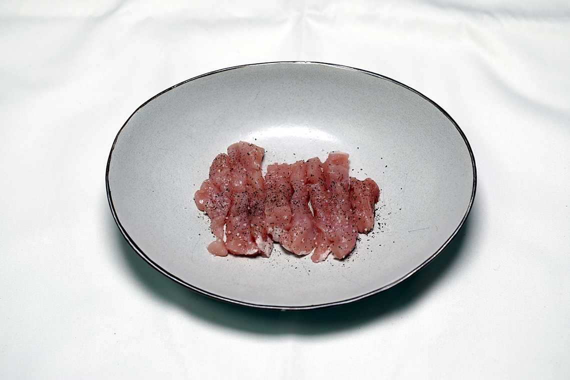 1. 돼지고기를 0.5cm 두께로 썰어 칼집을 넣어 소금, 후추로 밑간한다.